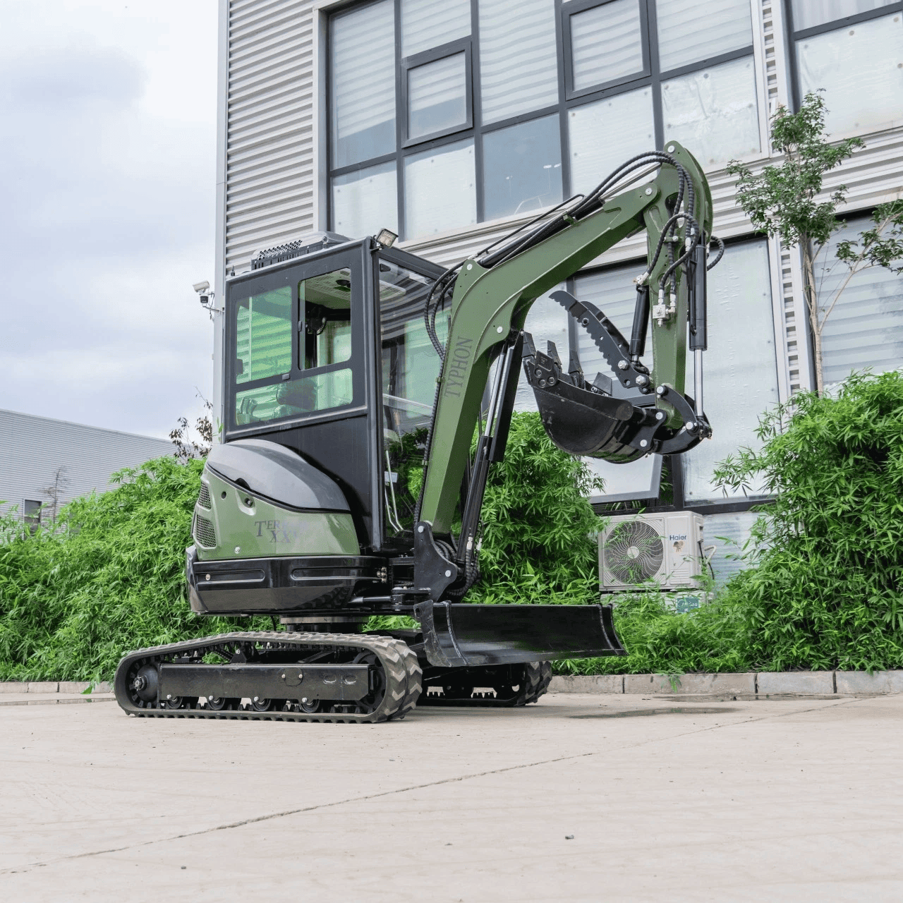 TERROR XXV Diesel Mini Excavator 2.7 Ton, 25.1hp Kubota D1105 Retractable Tracks