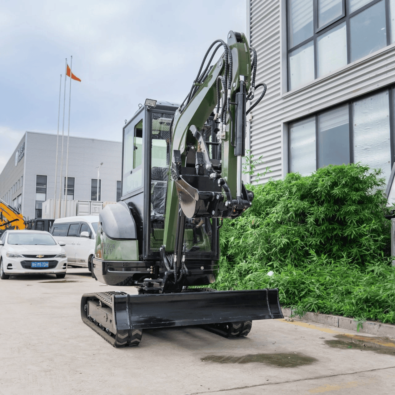 TERROR XXV Diesel Mini Excavator 2.7 Ton, 25.1hp Kubota D1105 Retractable Tracks
